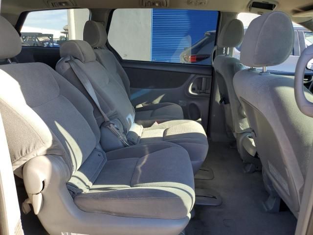 2004 Toyota Sienna CE