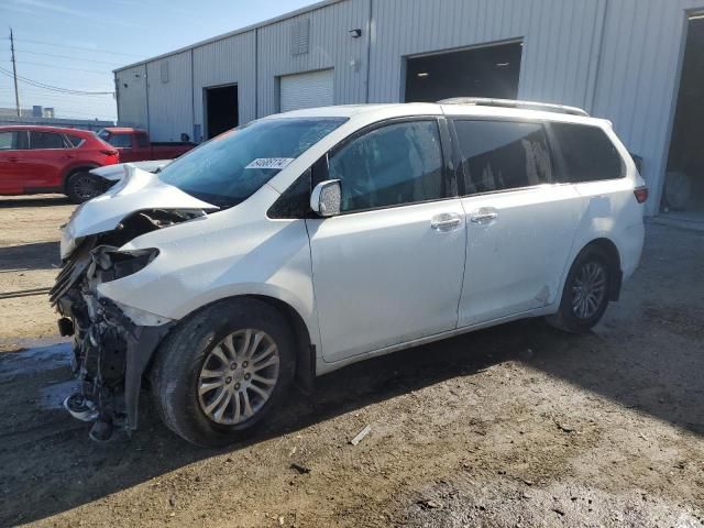 2017 Toyota Sienna XLE