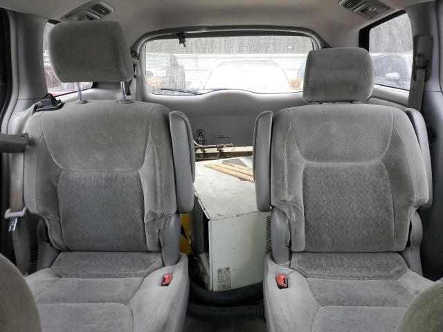 2004 Toyota Sienna CE