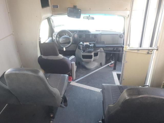 2011 Ford Econoline E350 Super Duty Cutaway Van