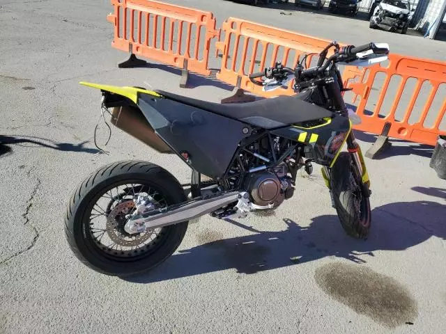 2023 Husqvarna Supermoto 701