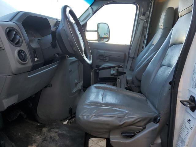 2012 Ford Econoline E350 Super Duty Cutaway Van