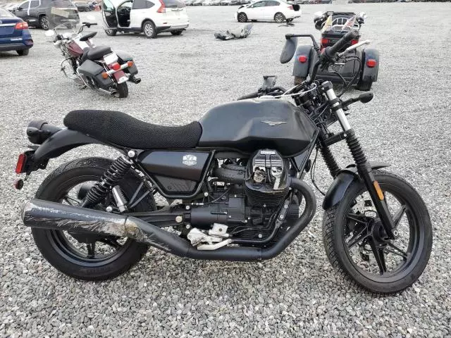 2022 Moto Guzzi V7 Stone