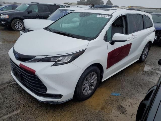 2022 Toyota Sienna LE