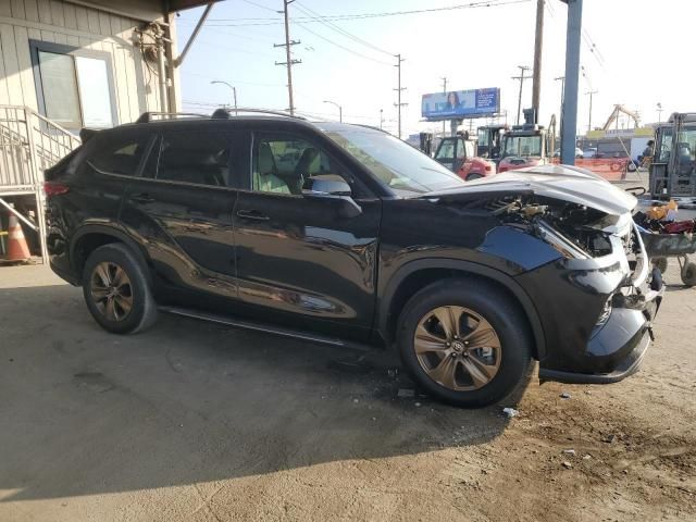 2023 Toyota Highlander Hybrid Bronze Edition